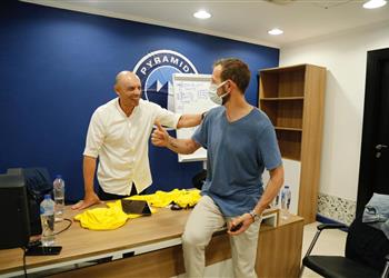 أروابارينا يتمنى التوفيق لتاكيس جونياس بعد خلافته في تدريب بيراميدز