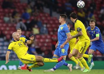 فيديو طرد لاعب السويد بعد تدخل عنيف على مهاجم أوكرانيا