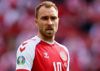 مشجع يلتقط صورة مع إريكسن لأول مرة بعد خروجه من المستشفى