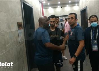 صور موسيماني يجتمع بـ أحمد عبد القادر عقب انتهاء مباراة الأهلي وسموحة