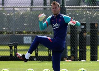 آرسنال يقترب من ضم نيتو وبرشلونة لا يمانع