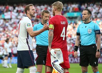 صورة لفتة رائعة من هاري كين تجاه إريكسن قبل مباراة إنجلترا والدنمارك