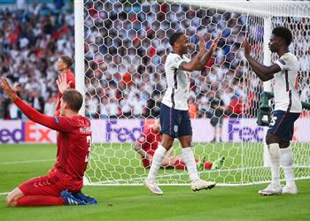 فيديو نيران صديقة كيير يسجل هدف تعادل إنجلترا أمام الدنمارك