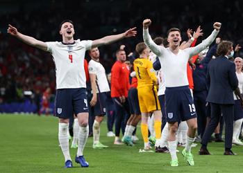 رغم تشكيكه في ضربة جزاء ستيرلينج أوزيل يهنئ إنجلترا على التأهل لـ نهائي يورو