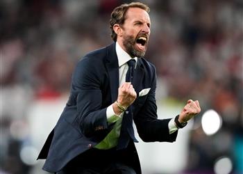 نيفيل يشيد بـ ساوثجيت راهن على ستيرلينج وكان على حق