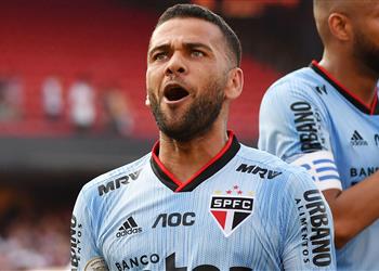 ساوباولو يرد عبر بطولات على اهتمام فاركو بضم داني ألفيس