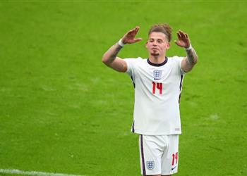 بعد اهتمام ليفربول وكيل فيليبس يوضح موقفه من الرحيل عن ليدز