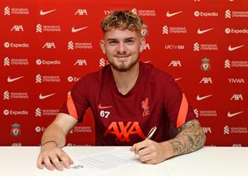 رسمي ا ليفربول ي كافئ هارفي إليوت بعقد طويل الأمد