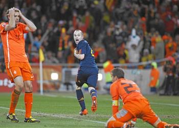 إنييستا يرفض الم قارنة مع بيدري ويسترجع ذكريات نهائي مونديال 2010 كنت مصدوم ا بعد تمريرة فابريجاس