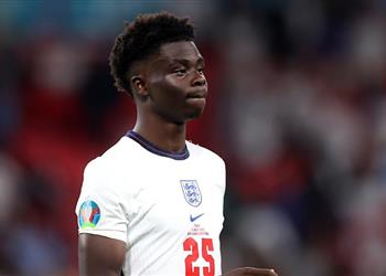 محمد النني يدعم ساكا بعد الانتقادات والإهانات العنصرية بسبب خسارة إنجلترا يورو 2020