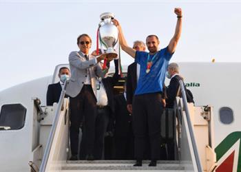 نجل مانشيني مشجعو إنجلترا استولوا على مقعدي في ويمبلي وحدوة زرقاء جلبت لأبي الحظ السعيد