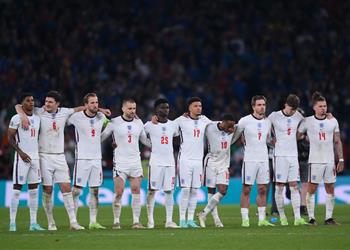 بكلمات حاسمة برشلونة يدافع عن شباب منتخب إنجلترا ضد العنصرية