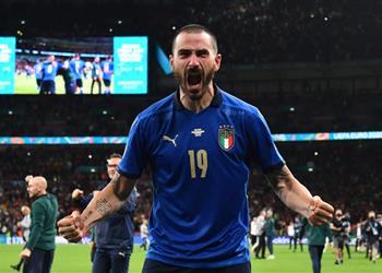 بونوتشي صافرات الإنجليز ساعدتنا على الفوز وأهدي الكأس لـ باولو روسي