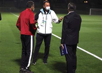 أشرف صبحي يتواصل مع الخطيب للاطمئنان على بعثة الأهلي في المغرب