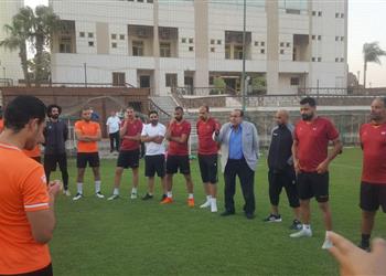 محمد عادل يعقد جلسة مع لاعبي المقاولون العرب لتحفيزهم قبل مواجهة بيراميدز