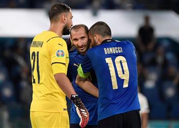 بوفون لم أتفاجأ بأداء بونوتشي وكيلليني في يورو ودوناروما يستطيع الفوز بالكرة الذهبية