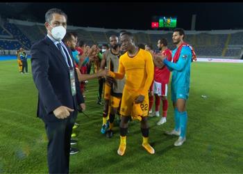 لاعب جنوب إفريقي سابق كايزر تشيفز كان قادر ا على التسجيل أمام الأهلي لولا الطرد