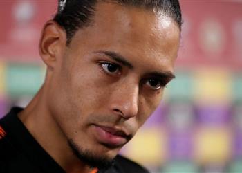 فان دايك يهاجم صحفي ا بسبب مزاعم تمرده ضد عودة فان جال عار عليك