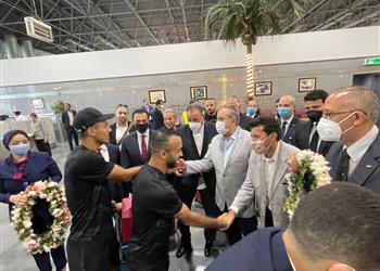 صور بعثة الأهلي تصل القاهرة ووزير الرياضة يستقبلها بالورود