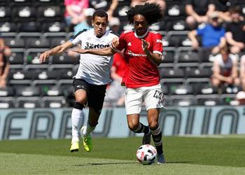 فيديو مانشستر يونايتد يفوز في أولى تجاربه الودية على ديربي كاونتي