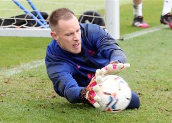 تير شتيجن يتحدى إصابته وبرشلونة يضع خطة عودته