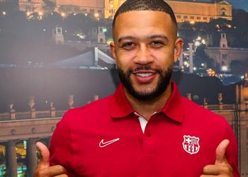 صور وفيديو ديباي يظهر في برشلونة استعداد ا للانضمام إلى تدريبات الموسم الجديد