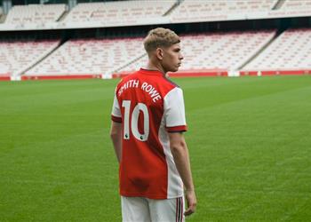 رسمي ا آرسنال يوقع عقد طويل الأمد مع إيميل سميث روي ويمنحه رقم 10