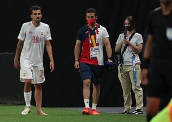 سيبايوس ينشر صورة لإصابته بعد تدخل طاهر محمد طاهر في مباراة مصر وإسبانيا