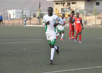 القطن الكاميروني يرد على أنباء مفاوضات الأهلي مع لاعبه لامبرت جيمي