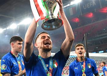 روبرتو كارلوس يجب على جماهير تشيلسي أن تبني تمثال ا لـ جورجينيو