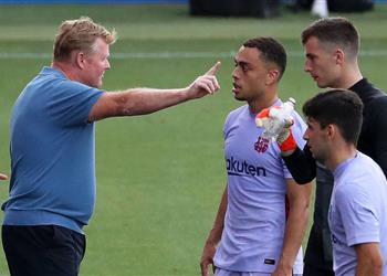 كومان للاعبي برشلونة أداؤكم الموسم الماضي غير كاف في الموسم الجديد