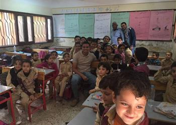 سعد سمير يدعم أطفال مدارس قريته جمجرة