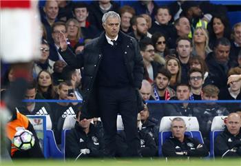 عداوة جماهير تشيلسي ت هاجم مورينيو ستتم إقالتك في الصباح