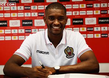 رسمي ا نيس ي علن تعاقده مع مدافع برشلونة