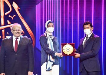 وزير الرياضة يكرم هداية ملاك وسيف عيسى في حفل مهرجان إبداع