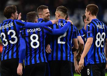 سكاي توتنهام يتفوق على برشلونة في صفقة مدافع أتالانتا