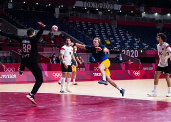 صحف السويد بعد الهزيمة أمام مصر أساتذة اليد خسروا بسبب العملاق كريم هنداوي