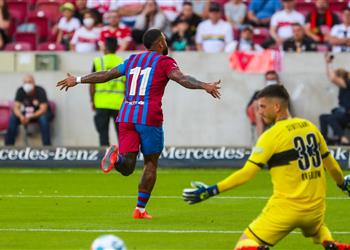 فيديو بطريقة رائعة ديباي يسجل هدف برشلونة الأول أمام شتوتجارت