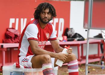 لاعب آرسنال السابق ينصح النادي باستبدال النني ليس جيد ا أمام الفرق الكبرى