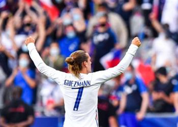 جريزمان يحتفل بفوز منتخب فرنسا لكرة اليد على مصر في أولمبياد طوكيو