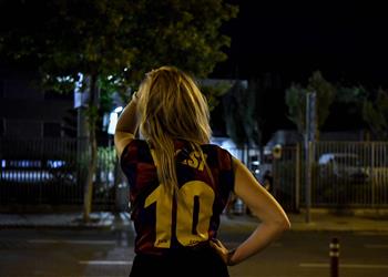فيديو وصور جماهير برشلونة تحتشد أمام كامب نو بعد رحيل ميسي عن برشلونة