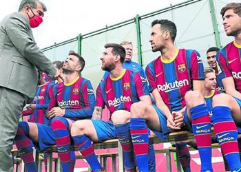 لابورتا يجتمع بلاعبي برشلونة في التدريبات لتفسير سبب رحيل ميسي