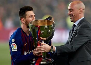 رئيس الاتحاد الإسباني يعلق على رحيل ميسي من برشلونة