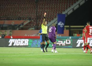 فيديو طرد مباشر لـ عامر عامر في مباراة الأهلي وسيراميكا كليوباترا