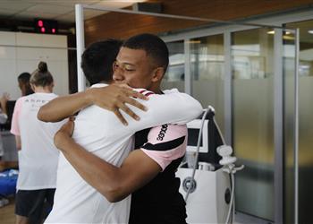 رغم الشائعات صور مبابي يرحب بـ ميسي في باريس سان جيرمان