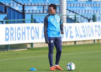 رغم أنباء تعاقده مع الأهلي فيديو بيرسي تاو يشارك لاعبي برايتون استعدادات الموسم الجديد من البريميرليج