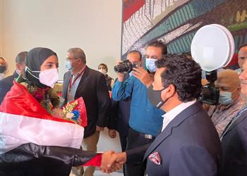 صور وزير الرياضة يستقبل فريال أشرف وأحمد الجندي بمطار القاهرة