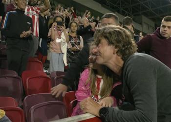 فيديو مدرب برينتفورد يحتفل مع الجماهير بعد الثنائية التاريخية أمام آرسنال