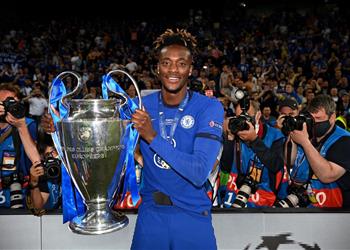 صور تامي أبراهام يصل إيطاليا لتوقيع عقود انتقاله إلى روما