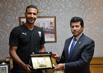 وزير الرياضة يكرم عمر عصر بطل تنس الطاولة بعد إنجاز طوكيو 2020
